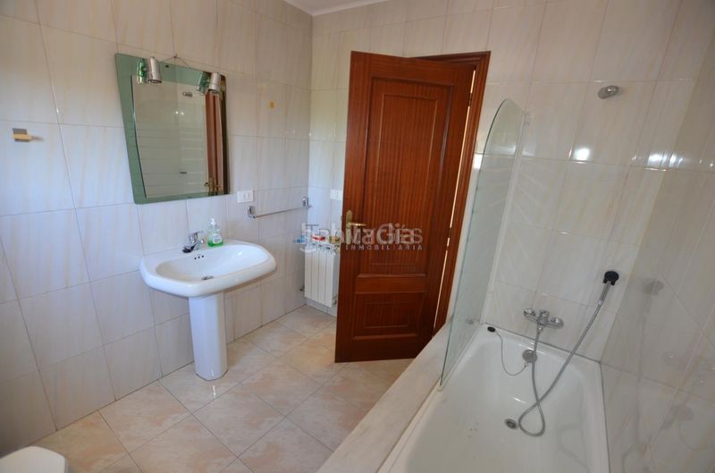 Foto 5d01cc2f-4c72-4036-ac2f-b9ae4728e2fd. Casa aparellada amb calefacció aparcament a Tui