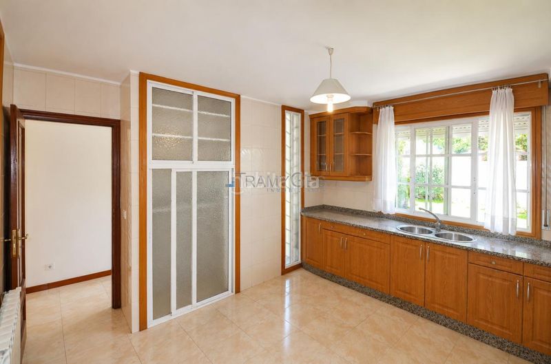 Foto f9f441ef-5741-40da-b3f5-6248fa5ea514. Casa aparellada amb calefacció aparcament a Tui
