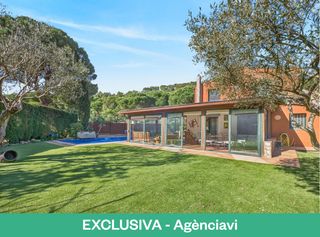 Chalet  Calle de ramón llull 42. En exclusiva: casa con jardín, piscina salina y alta eficiencia