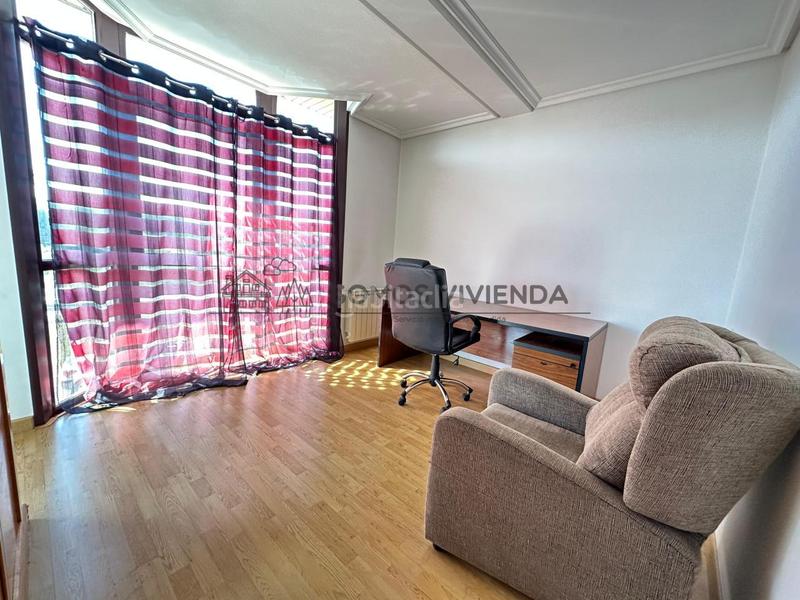 Foto 8d0addb6-7478-48eb-9768-856348884a06. Casa aparellada amb calefacció aparcament piscina a San Cibrao das Viñas