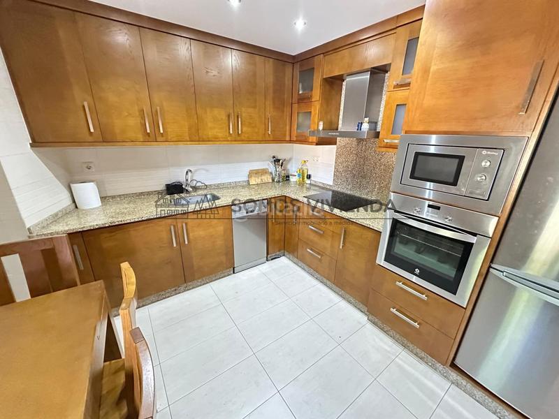 Foto 09b3fee3-91ee-474e-98ac-0b233a1e3103. Casa bifamiliare con riscaldamento parcheggio piscina in San Cibrao das Viñas