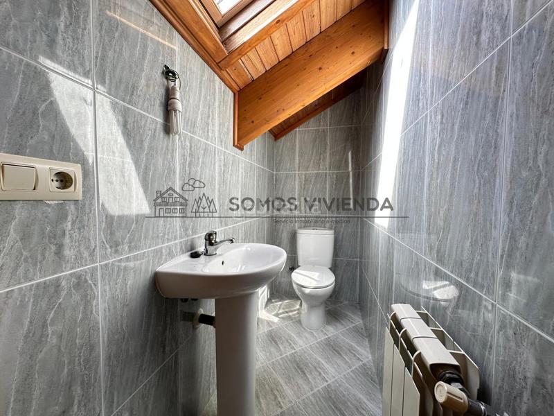 Foto 41bab379-71bc-4bac-99e3-dcd967f46383. Casa bifamiliare con riscaldamento parcheggio piscina in San Cibrao das Viñas