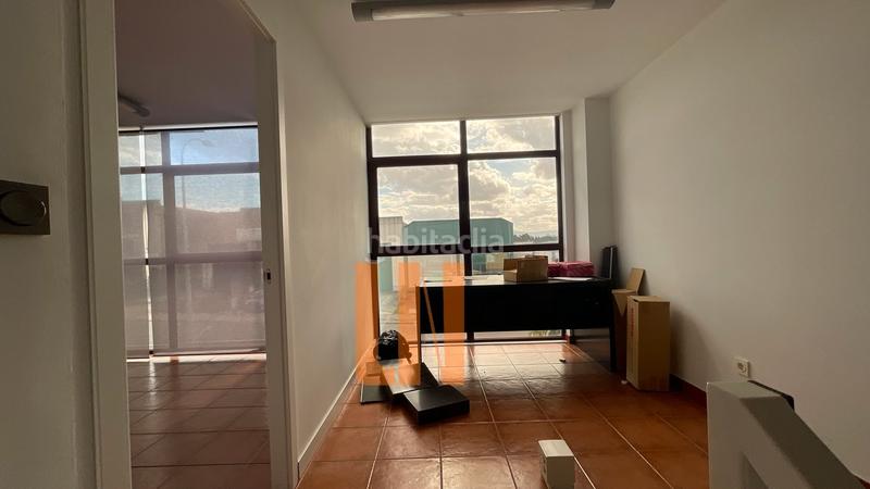 Foto cfa52817-20c6-46db-81fb-3cc87ad4f1ad. Fabrikhalle in Cambre