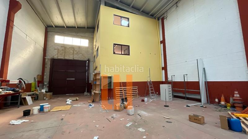 Foto d8742d6d-9cef-4e1b-8931-459993588e1d. Fabrikhalle in Cambre