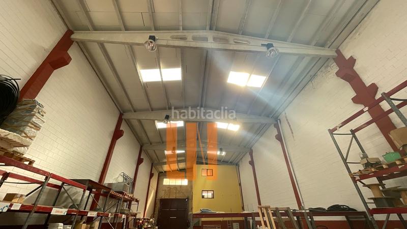 Foto f58fd97e-bde0-43f6-a536-60606205e294. Fabrikhalle in Cambre