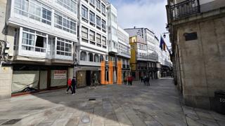 Location Local commercial à Rúa riego de agua 56. Céntrico local comercial con gran visibilidad. dividido en dos p