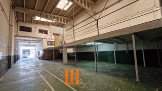 Nau industrial  Calle p. cortiñán. Nave de 721m², portalón de entrada para camiones.