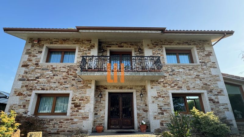 Foto 4e019e5b-e879-4fa4-b9b8-bf0226e3b415. Casa amb xemeneia calefacció aparcament a Carballo