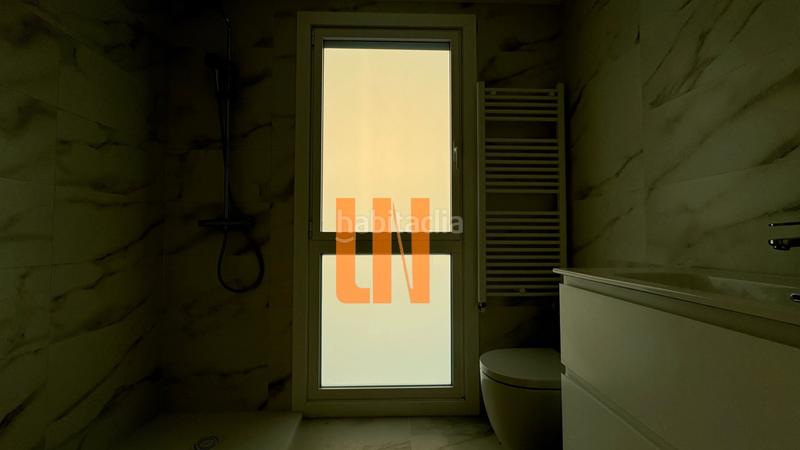 Foto b2cd382b-ff80-4953-9f17-ebd48e234971. Casa aparellada amb xemeneia calefacció aparcament a Oleiros