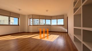 Flat in Rúa sinfónica de galicia 3. Piso de 148 m², 4 dormitorios con plaza de garaje.