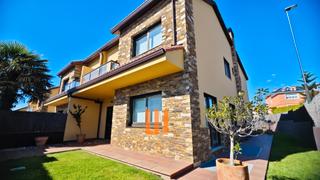 Maison jumelée à Rúa gaza 26. Excelente chalet pareado en esquina, ubicado en punta canide, a