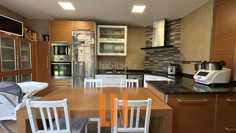 Foto 4e47ced3-6038-41f9-9523-207c10fc64a6. Chalet en avenida morro de canide 207 chalet pareado en esquina con 5 dormitorios. en Oleiros