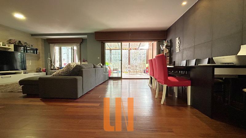 Foto def2ad50-5e97-4076-9dab-06315b61e28b. Chalet en avenida morro de canide 207 chalet pareado en esquina con 5 dormitorios. en Oleiros