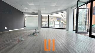 Location Local commercial à Rúa nicaragua 16. 160m² local comercial con facha a dos calles
