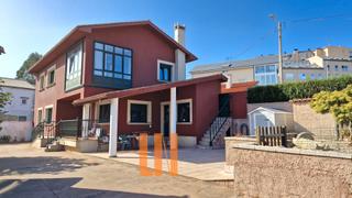 Chalet  Lugar cances. Chalet en la ciudad, parcela de 900m².