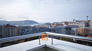Pis  Rúa curros enríquez. Vivienda seminueva con terraza de 18m² y vistas al mar.
