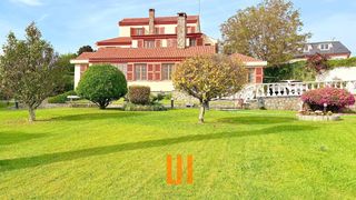 Chalet in Perillo. Chalet independiente en oleiros con piscina y pista de tenis.