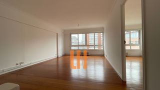 Rent Flat in Rúa médico rodríguez 7. Piso muy luminoso con vistas a la plaza de san pablo