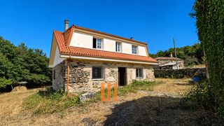 Casale  Lugar san pedro 20. Casa de piedra para restaurar muy próxima a melide y a escasos m