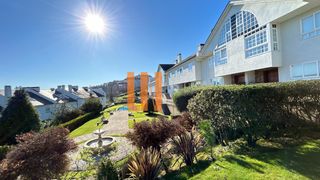 Casa a schiera in Calle victoria kent 1. Chalet adosado con vistas a la ría ubicado en la urbanización a