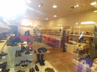 Lloguer Local Comercial a Rúa ramón y cajal 107. Local en alquiler en el centro comercial cuatro caminos, 110 m²