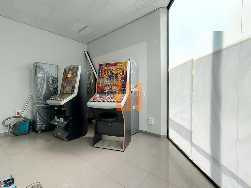 Foto d00a8f7b-4314-4918-885d-e6d722308898. Alquiler local comercial en ronda de outeiro 418 local comercial en esquina en Coruña (A)