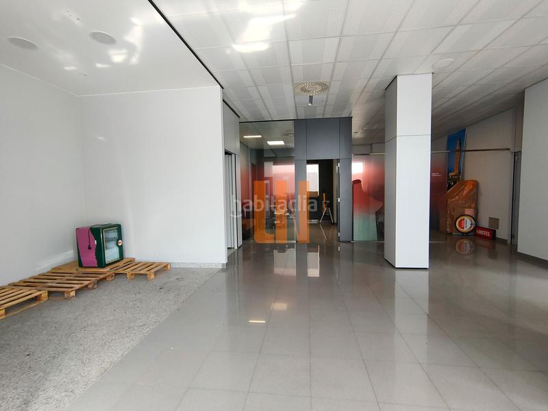 Foto de7105f9-fb46-44fb-93f9-58f7bdeaee01. Alquiler local comercial en ronda de outeiro 418 local comercial en esquina en Coruña (A)