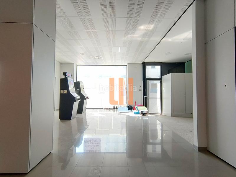 Foto f4e15252-4274-4bd7-ba96-c47c7916376a. Location local commercial dans ronda de outeiro 418 dans Coruña (A)