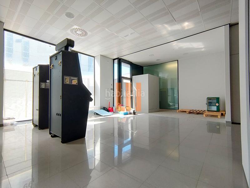 Foto 881008e0-6c80-42b9-8cfb-a3a2b213e165. Rent business premise in ronda de outeiro 418 in Los Rosales Coruña (A)