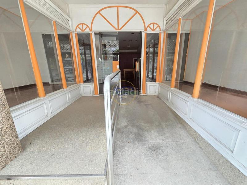 Foto 2da687a3-4063-46f8-bf07-32541a880d0f. Local comercial amplio local comercial en zona de paso en Vigo