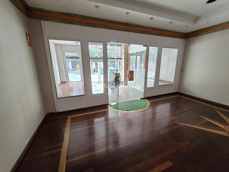 Foto 61a72ce8-3347-4956-95de-c34a151df2ff. Local comercial amplio local comercial en zona de paso en Vigo