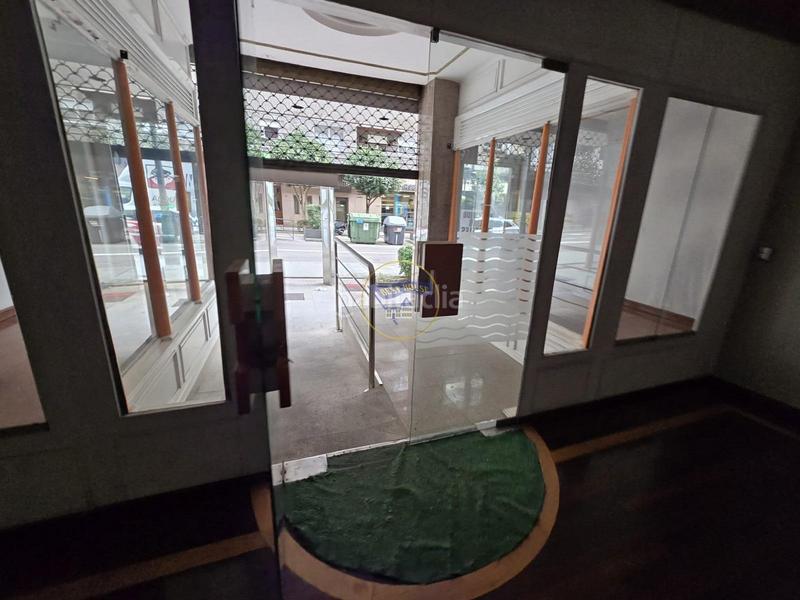 Foto 6b06cc1d-fed3-4cbb-a7ce-894d64887307. Local comercial amplio local comercial en zona de paso en Vigo