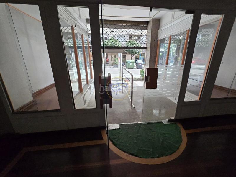 Foto a5ebf06f-2c03-463a-bddd-f69f6d0fe01f. Local comercial amplio local comercial en zona de paso en Vigo