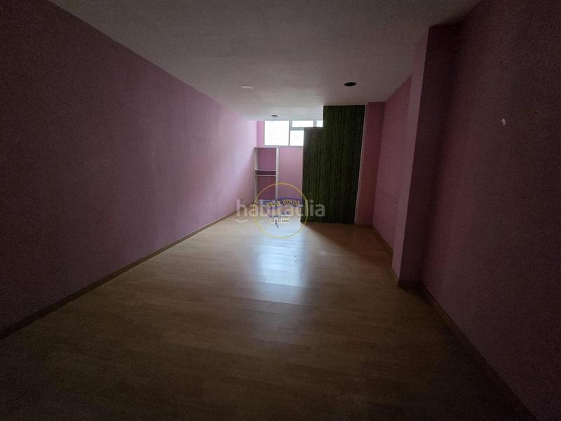 Foto c4d561e7-a20f-41e6-8daa-36d64f021070. Local comercial amplio local comercial en zona de paso en Vigo