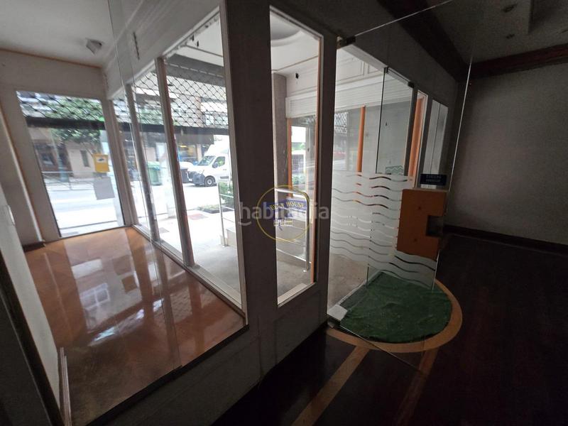 Foto d87f7796-eb78-4ed0-b62f-a03ddb46d1ec. Local comercial amplio local comercial en zona de paso en Vigo