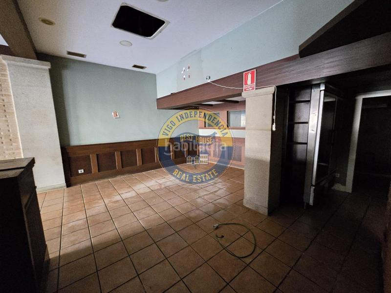 Foto 0a9a9893-b14d-4cfe-b2b0-f7c29c58649c. Local comercial cafeteria con salida de humos y licencia de actividad en Vigo
