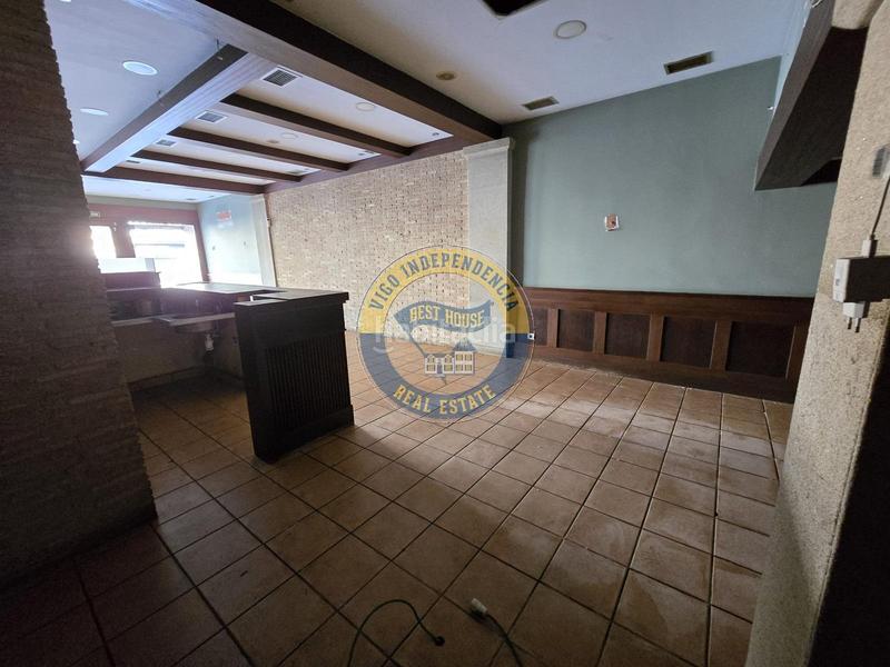 Foto 47ea916d-4ae2-44c7-a812-76ac35577476. Local comercial cafeteria con salida de humos y licencia de actividad en Vigo