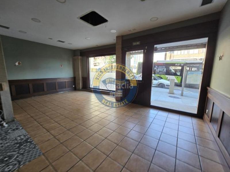 Foto cecfbaf5-1f4f-4898-97cb-90ee2169be77. Local comercial cafeteria con salida de humos y licencia de actividad en Vigo