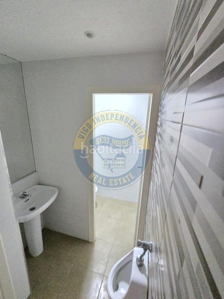 Foto 0348d81d-97bf-47d8-9dd0-d22b3e13818e. Alquiler local comercial cafetería con excelente ubicación en Vigo