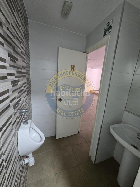 Foto e2dcadfe-529d-4f75-bb4f-8a109eea4207. Location local commercial dans Camelias - Pi y Margall Vigo