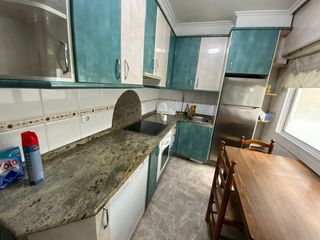 Rent Flat  Avenida camelias. Estudiantes, piso amuebaldo de tres dormtorios, baño y aseo, en