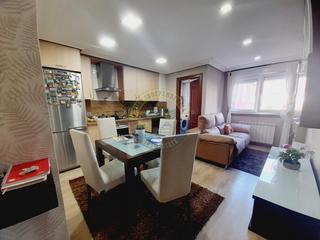 Apartament a Redondela. Encantador apartamento de 2 dormitorios con garaje y trastero en