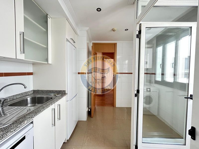 Foto f253c386-aa04-4158-b9fa-8a11791dfe0e. Apartament amb calefacció aparcament a O Castro Vigo