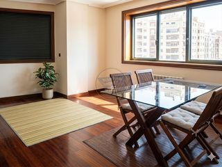 Miete Appartement  Avenida castrelos. Apartamento seminuevo de 2 dormitorios con garaje