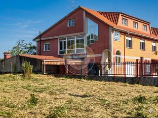 Casa aparellada  Camino lagoa. Casa pareada de tres plantas con parcela en candeán