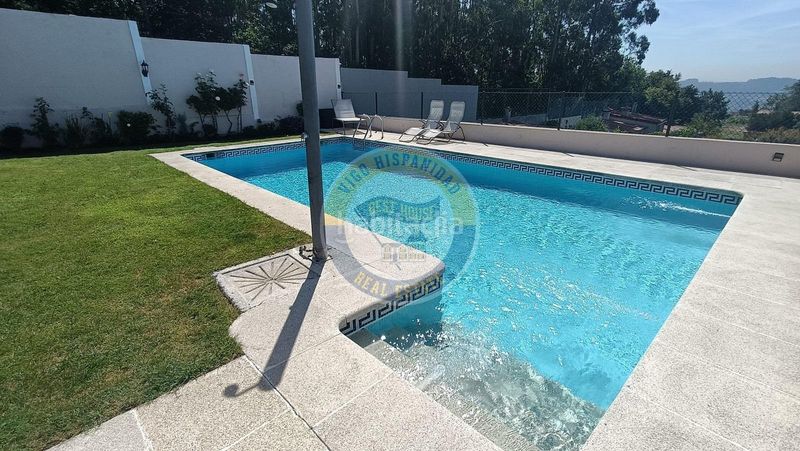 Foto 18a0ae93-4df9-4660-9f93-f662938a4797. Casa adossada amb calefacció aparcament piscina a Vigo