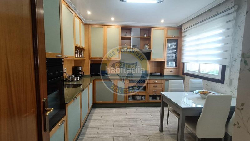 Foto 212be108-9149-45d4-bfa3-d32d7e6b166e. Casa adossada amb calefacció aparcament piscina a Vigo
