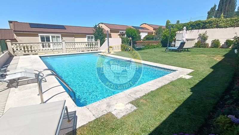Foto 445f9fad-1356-4f2b-96e3-41f3b02e23f4. Casa adossada amb calefacció aparcament piscina a Vigo