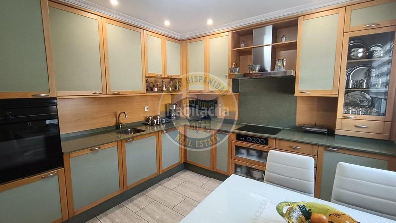 Foto 49f6982e-d801-4ee5-9836-8d72c24b9d36. Casa adossada amb calefacció aparcament piscina a Vigo