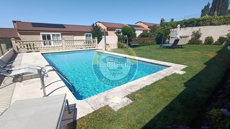 Foto 4aa3ea89-1063-4442-aca2-dee4974955f9. Casa adossada amb calefacció aparcament piscina a Vigo